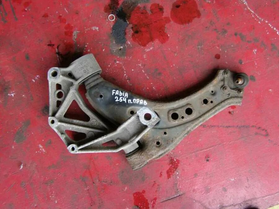 Передний рычаг шкода фабия 2. Передний рычаг шкода фабия. Skoda fabia 2 передние рычаги. Рычаг правый шкода фабия 2. Передний рычаг фабия 1.