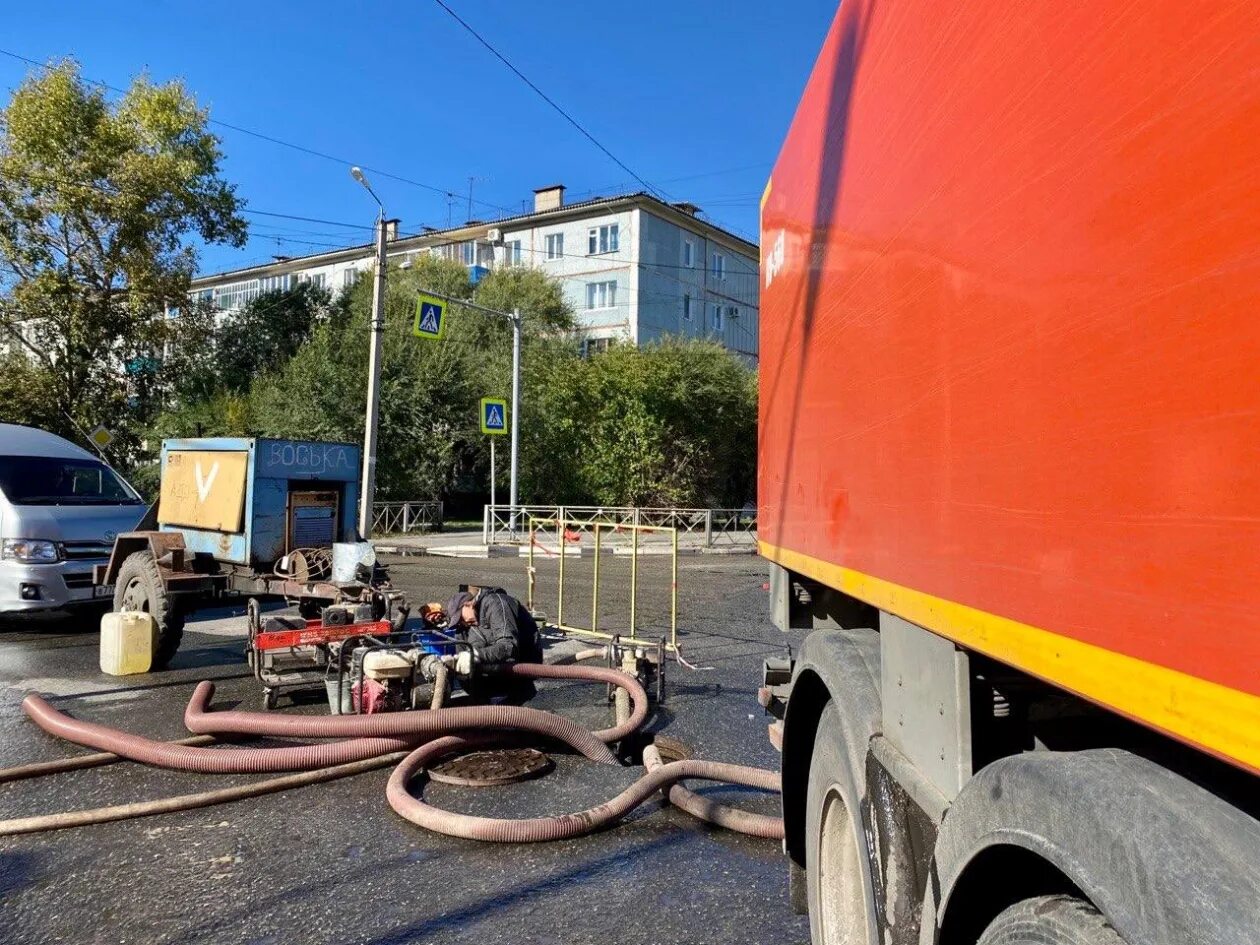 Происшествия белогорск амурская. Происшествия с водопроводом. Аварии в системах водоснабжения. Авария на водопроводе. Машина водоканала.