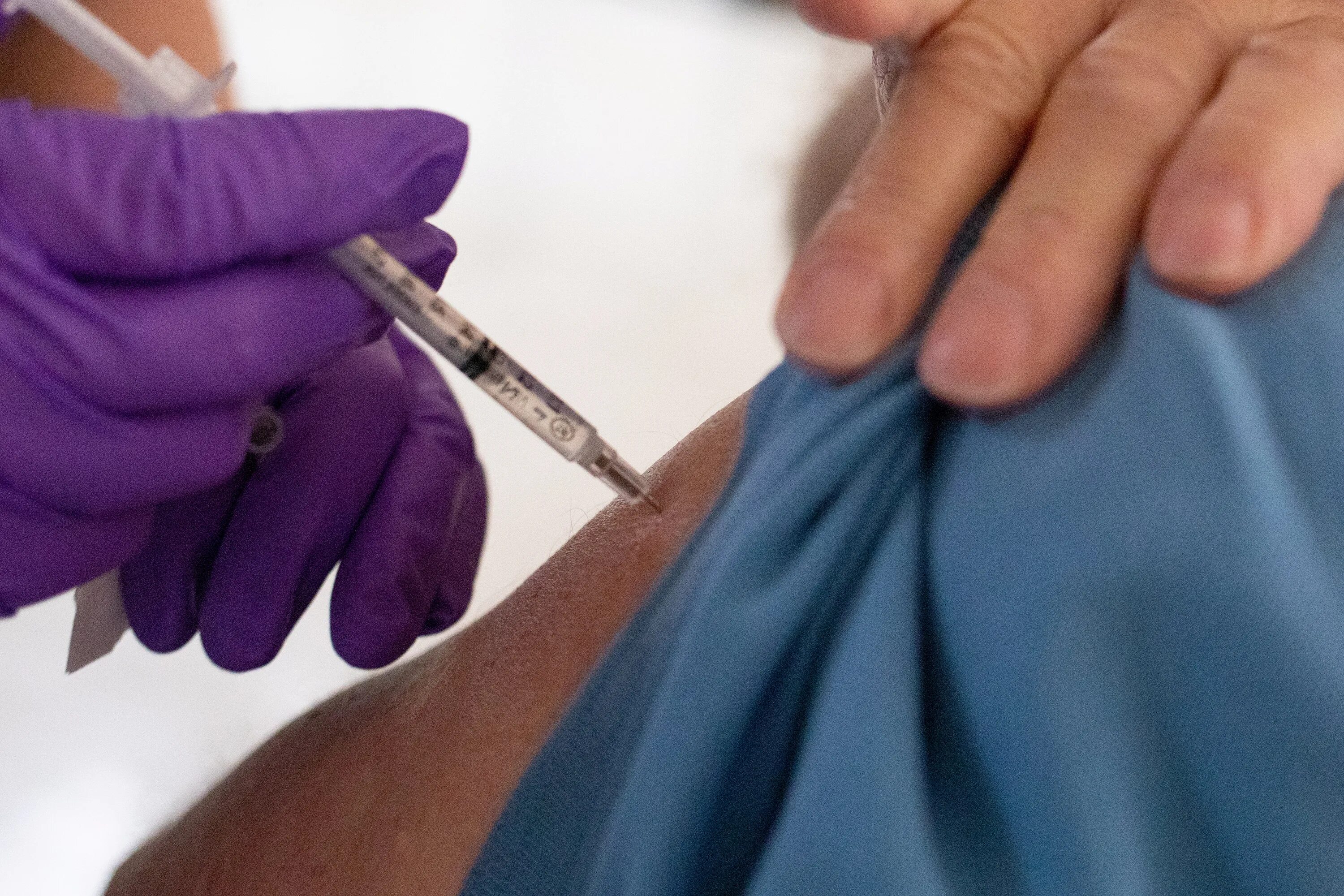 Стоп прививкам. Vacunas hepatitus b. Страх перед вакцинацией. Шприц для блокады позвоночника. Создание вакцины.
