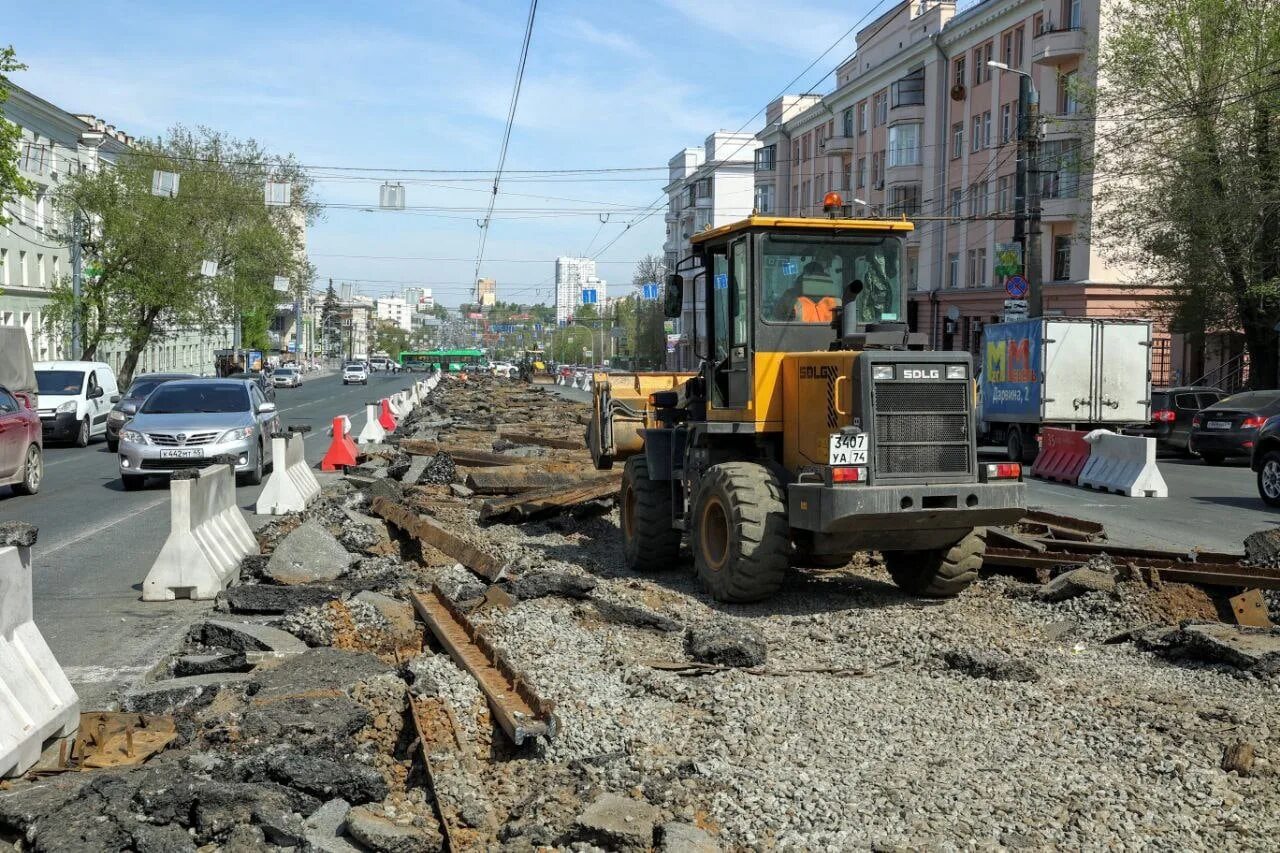 Свердловском проспекте челябинск. Пересечение комсомольского и свердловского проспекта челябинск. Челябинская улица. Клумба на свердловском проспекте на алом поле. Проспект ленина екатеринбург.