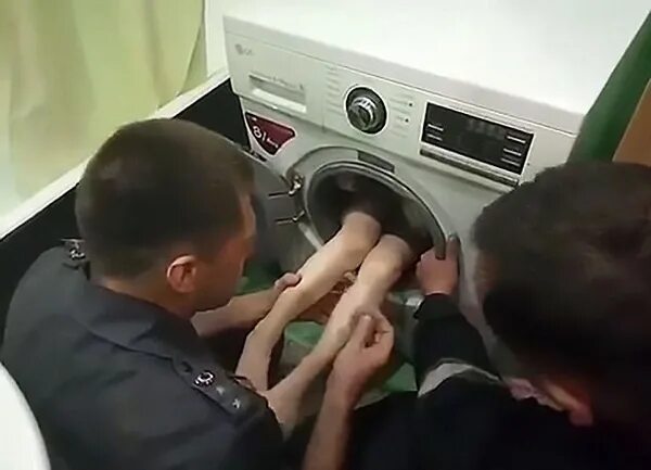 застряла в стиральной машинке. сестра застряла в стиралке. сводная сестра застрял в стиральной. застряла в стиральной машинке. девушка застряла в стиралке.