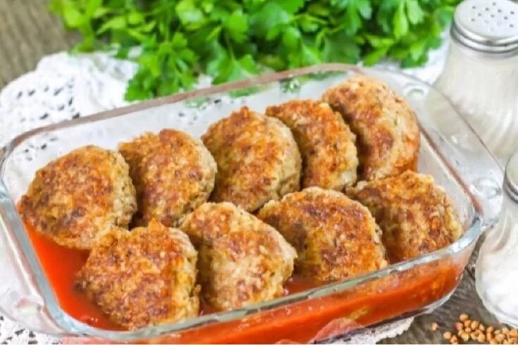 Фарш в томатном соусе. Гречаники в соусе. Гречаники с фаршем в томате в мультиварке. Гречаники с творогом. Гречаники соус.