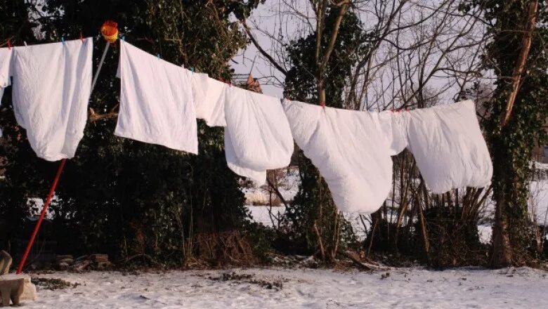 Вещи на веревке сушатся. Белье на веревке зимой. Вещи на бельевой веревке. Белье на веревке. Идеи необычные для грамоты.