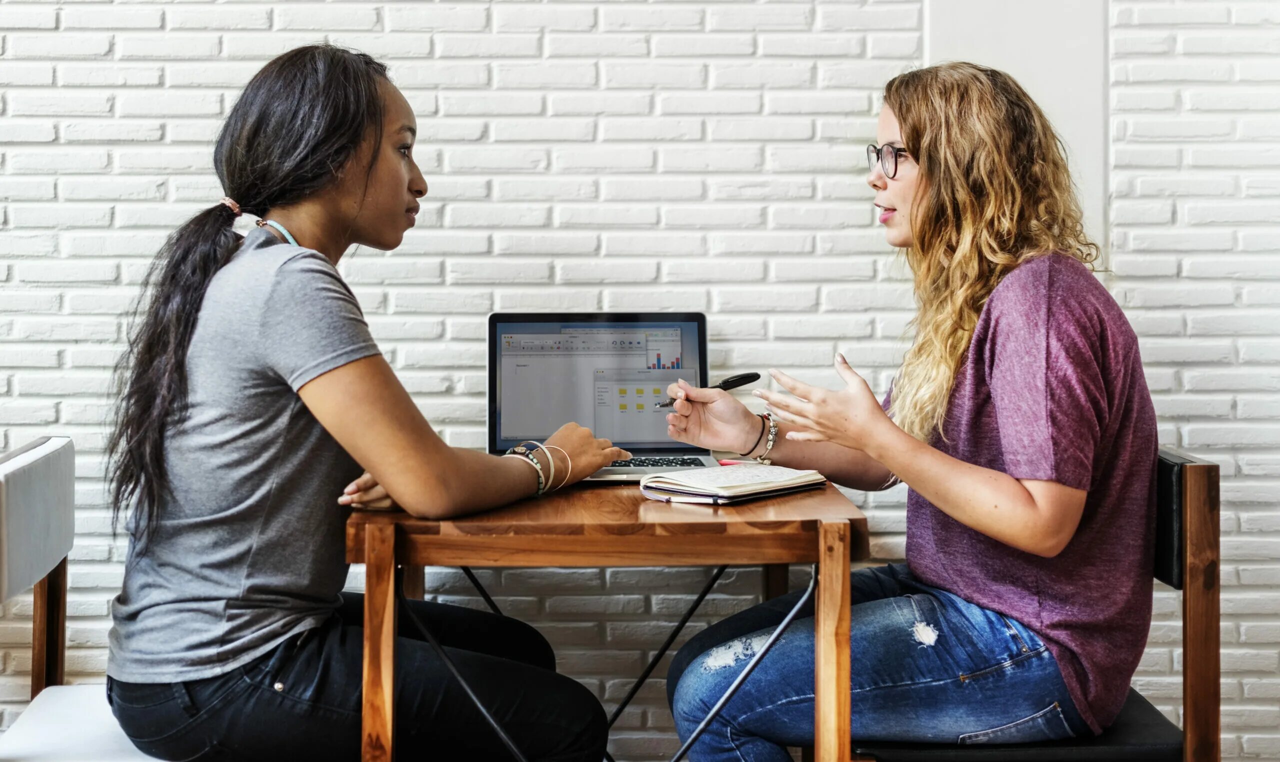 Private English classes. Друзья на работе. Репетитор поблизости. Two pupils discussing. Conversation just