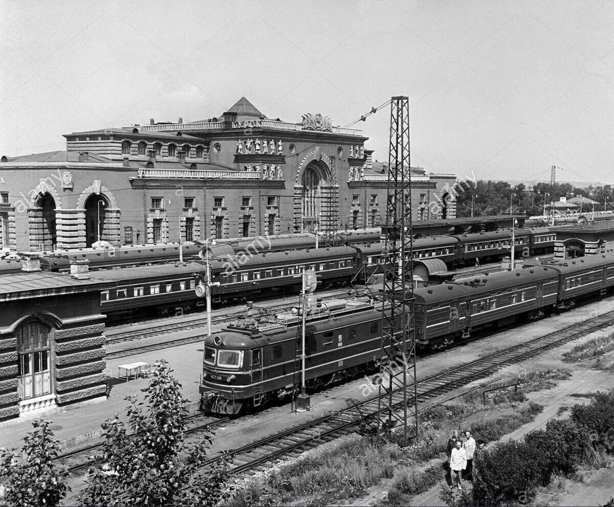 Включи старая станция. Железнодорожный вокзал Курск древний. Вокзал 1943 Курск. Ямской вокзал Курск 1962. ЖД станция Кашира.