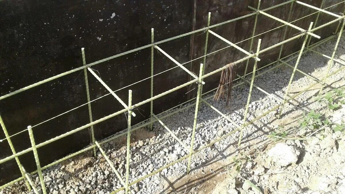 Армирование ленточного фундамента шириной 40 см. Армирование ленточного ростверка чертеж. Арматура в ленточном фундаменте схема. Мзфл фундамент. Армирование фундамента 400х600.