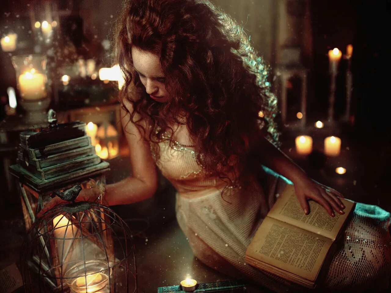 Девушка огонь книга. Между двух огней книга. Faerie fire. Девушка и огонь. Фотосессия с огнем.