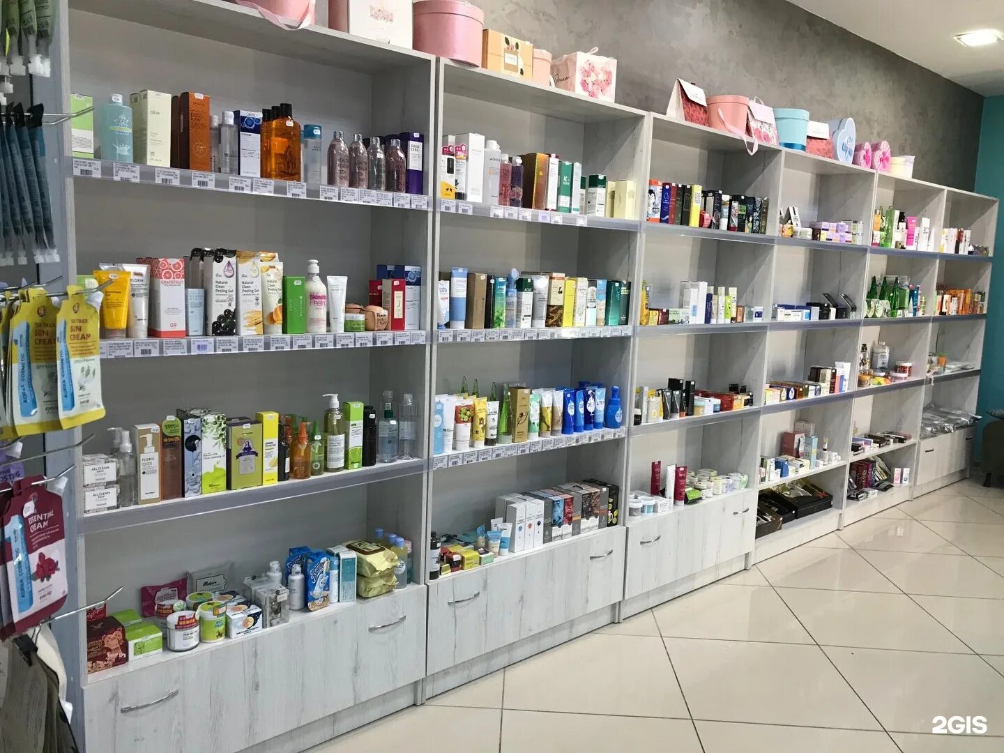 магазин косметики зеленый. косметика зеленого цвета. отдел косметики и парфюмерии в акварели тамбов. косметика с зеленой этикеткой. зеленый магазин экологичных товаров.