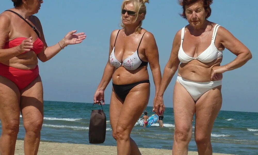 Зрелые бабушки групповое. Старухи в купальниках. Старые бабки в купальниках. Пожилые женщины нудистки. Старые женщины на пляже.