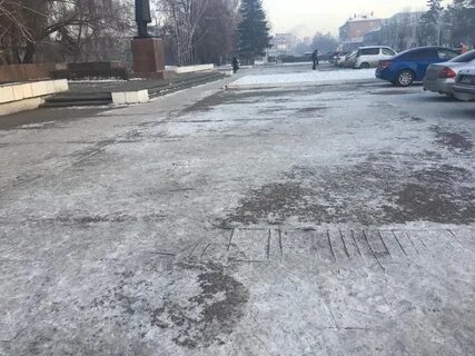 На асфальте снег ложится