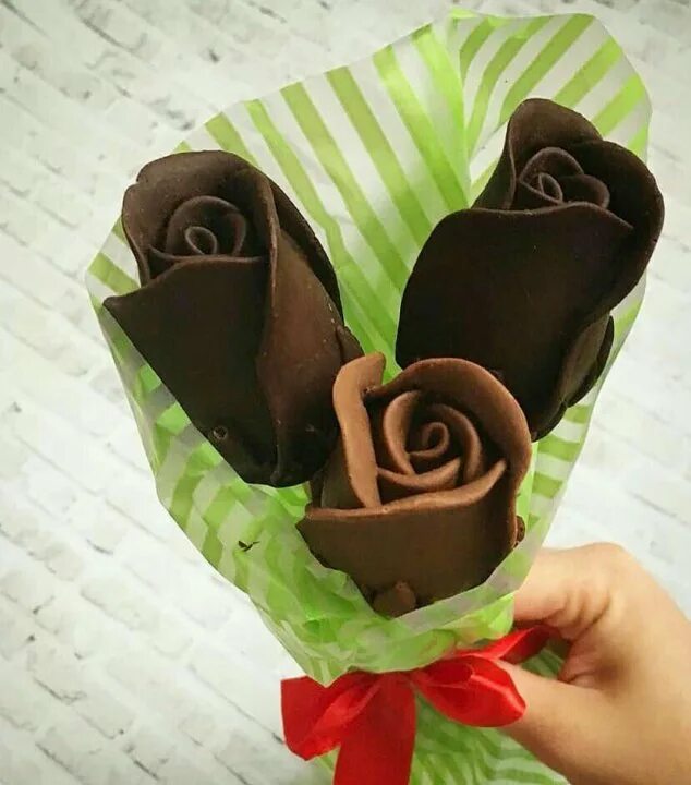 Розочки из шоколада. Шоколадный букет. Шоколадные цветы. Букет из шоколадных цветов. Шоколадные розы.