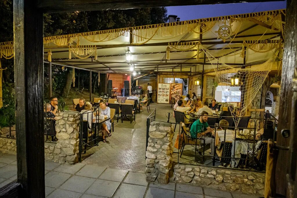 бар 50/50 ялта. набережная ялта гутман. бары ялта. бар \бэд плейс ялта интурист. ресторан сытый кум кастрополь.