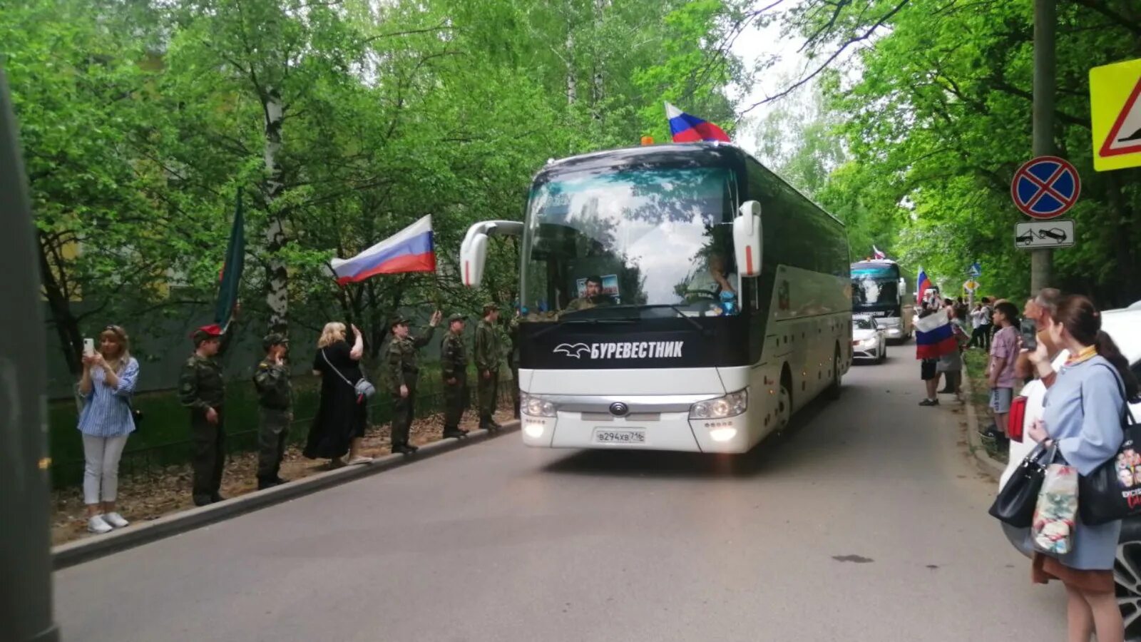 Военные из Татарстана на Украине. Российские войска встречают местные жители Украины. Как встречают российские войска на Украине фото. Колонны остановились