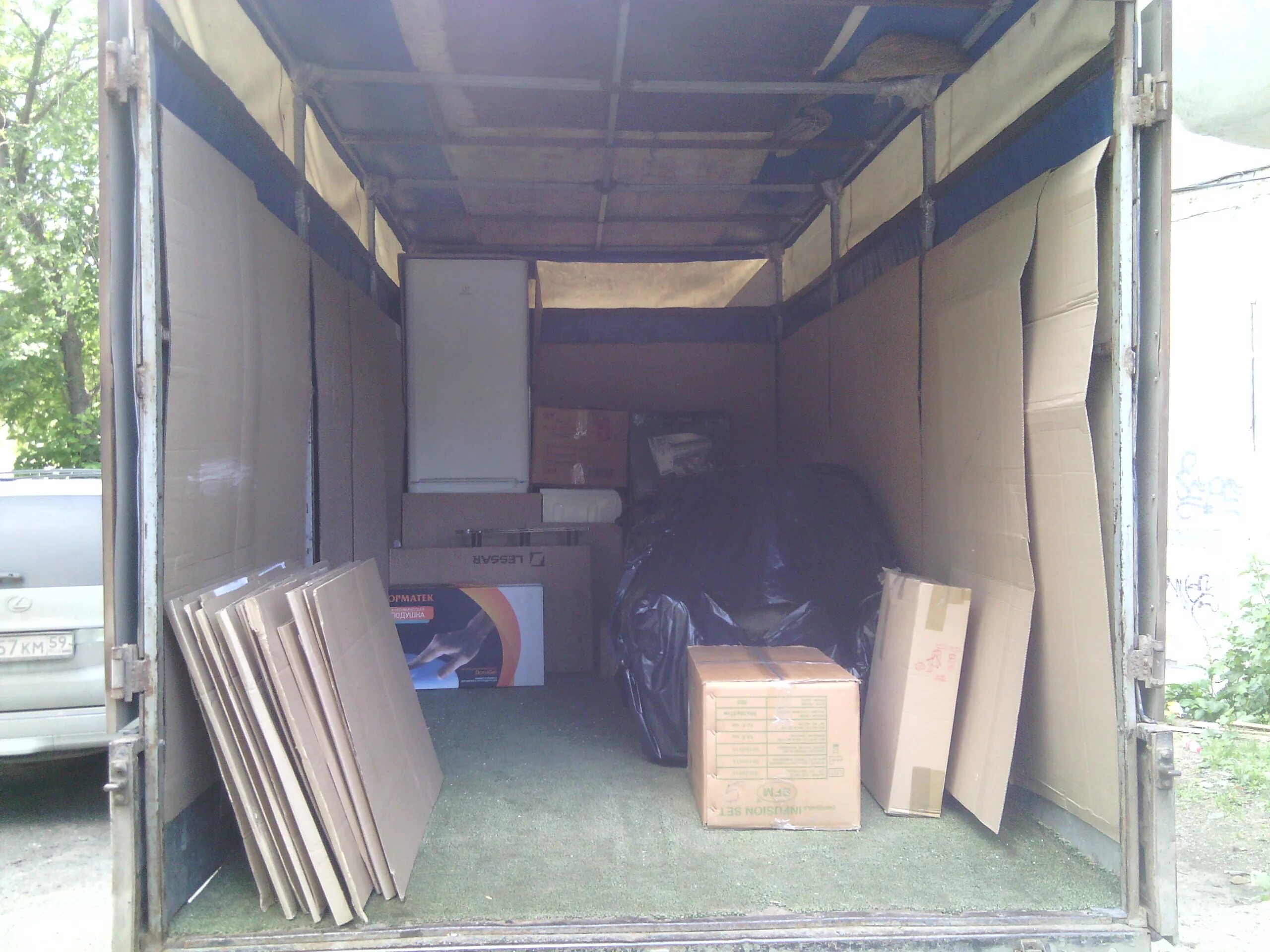 Газель на погрузке коробки на базе. Грузоперевозки логотип. Хочу в пермь газель. Пермь переезды недорого. Пермь переезды недорого.