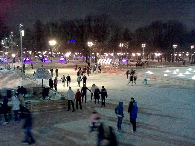 Синий каток. Каток синяя птица Бутово. Каток в Южном Бутово. Каток в парке Горького Красноярск. Ландшафтный парк Южное Бутово каток.