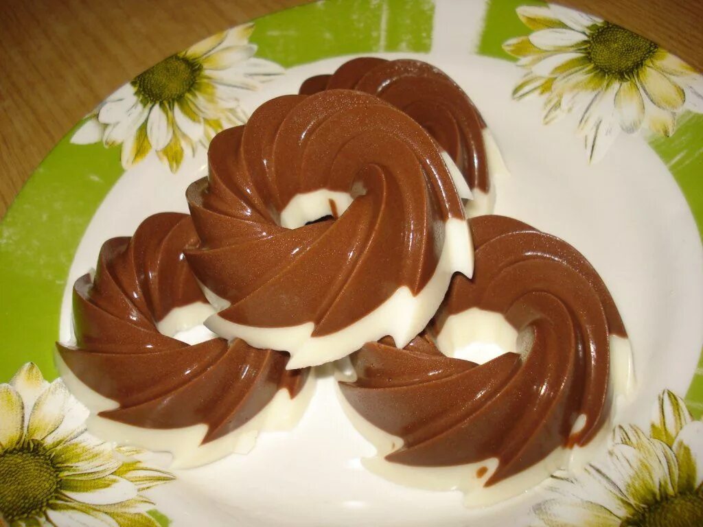 Шоколадное желе из молока. Шоколадное желе. молочно шоколадное желе. сметанное желе с какао. шоколадный десерт желе.