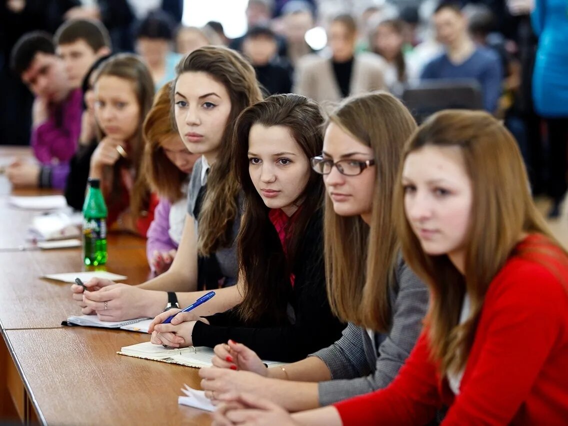 Мгу что нужно сдавать. Студентка вуза. Студенты в вузе. Поступление в университет. Ученики колледжа.