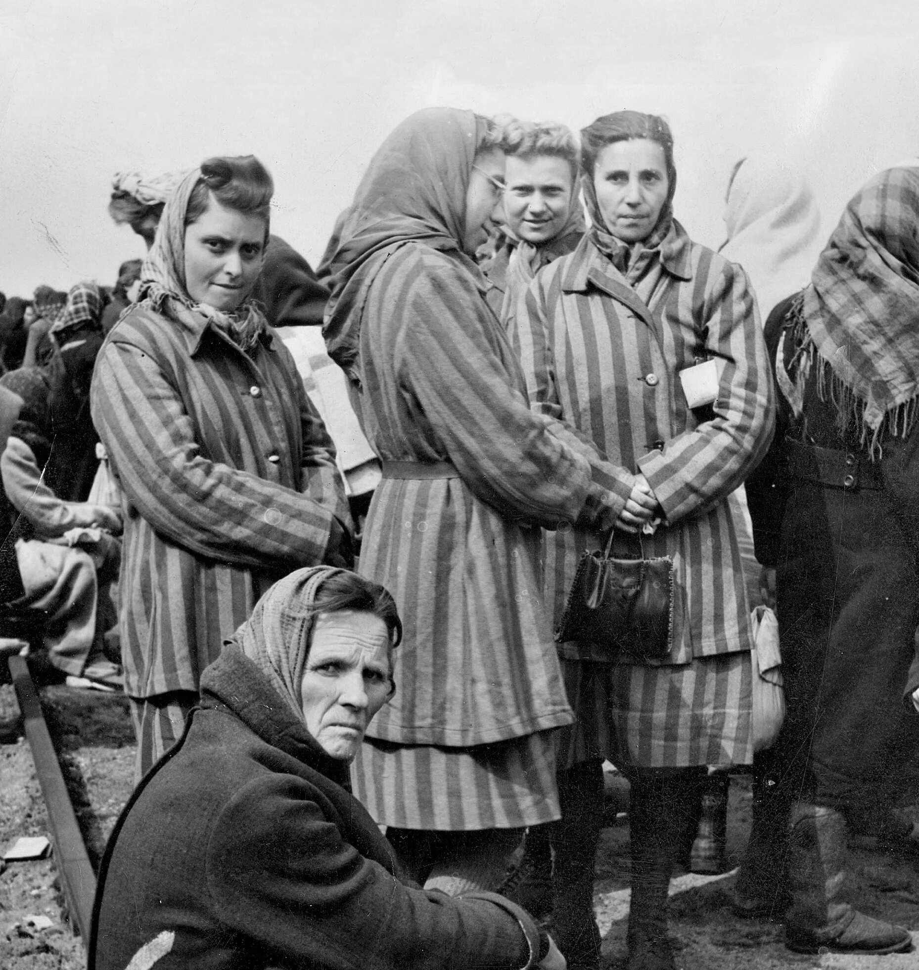 Одежда во время войны. Узницы лагеря Равенсбрюк. Равенсбрюк концентрационный лагерь. Равенсбрюк концентрационный лагерь женский. Лагерь для военнопленных женщин Равенсбрюк.