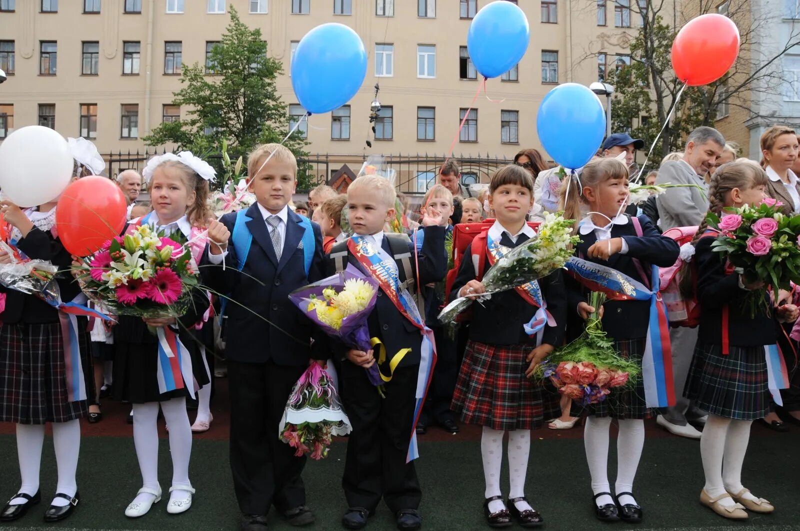 Возле 17 школы. Линейка в школе. Первое сентября около школы. Школа 1 сентября. Школьники возле школы.