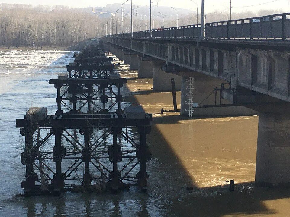 Уровень рек в новокузнецке веб камера. Река Томь Новокузнецк. Уровень реки Томь в Новокузнецке. Уровень воды река Томь в Новокузнецке. Река Томь Новокузнецк мост.