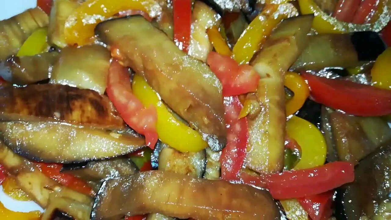 Салат с баклажанами и помидорами и кинзой. Салат с жареными баклажанами. Салат из баклажанов. Салат из баклажанов простой рецепт. Салат с моцареллой и баклажанами.