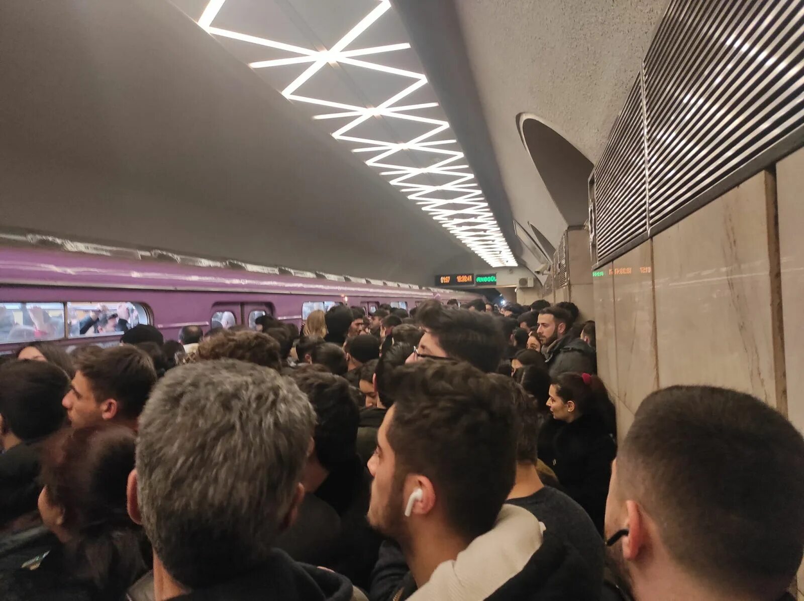 Сколько будет стоить метро с 20 мая. 28 мая метро баку. метро сейчас. баку метро кероглу. 28 май метро.