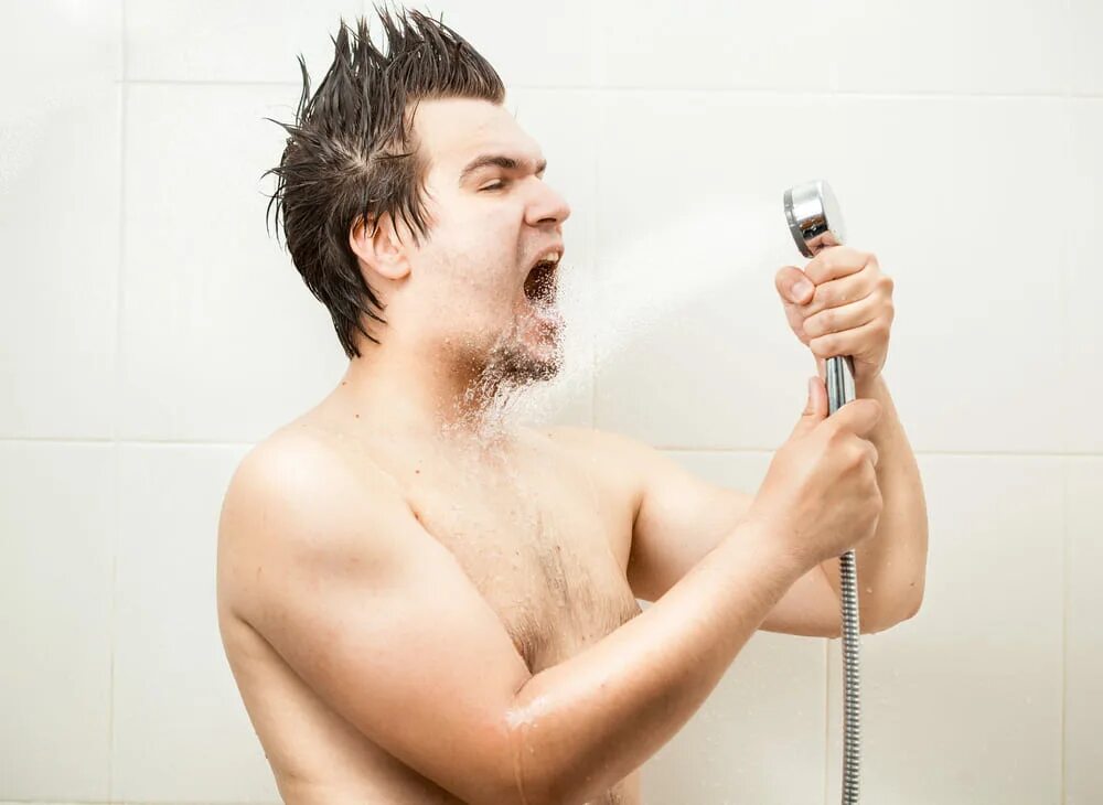Пою под душем. Мужчина поет в душе. Человек моется. Мужчина поет в ванной. Мужик под душем.