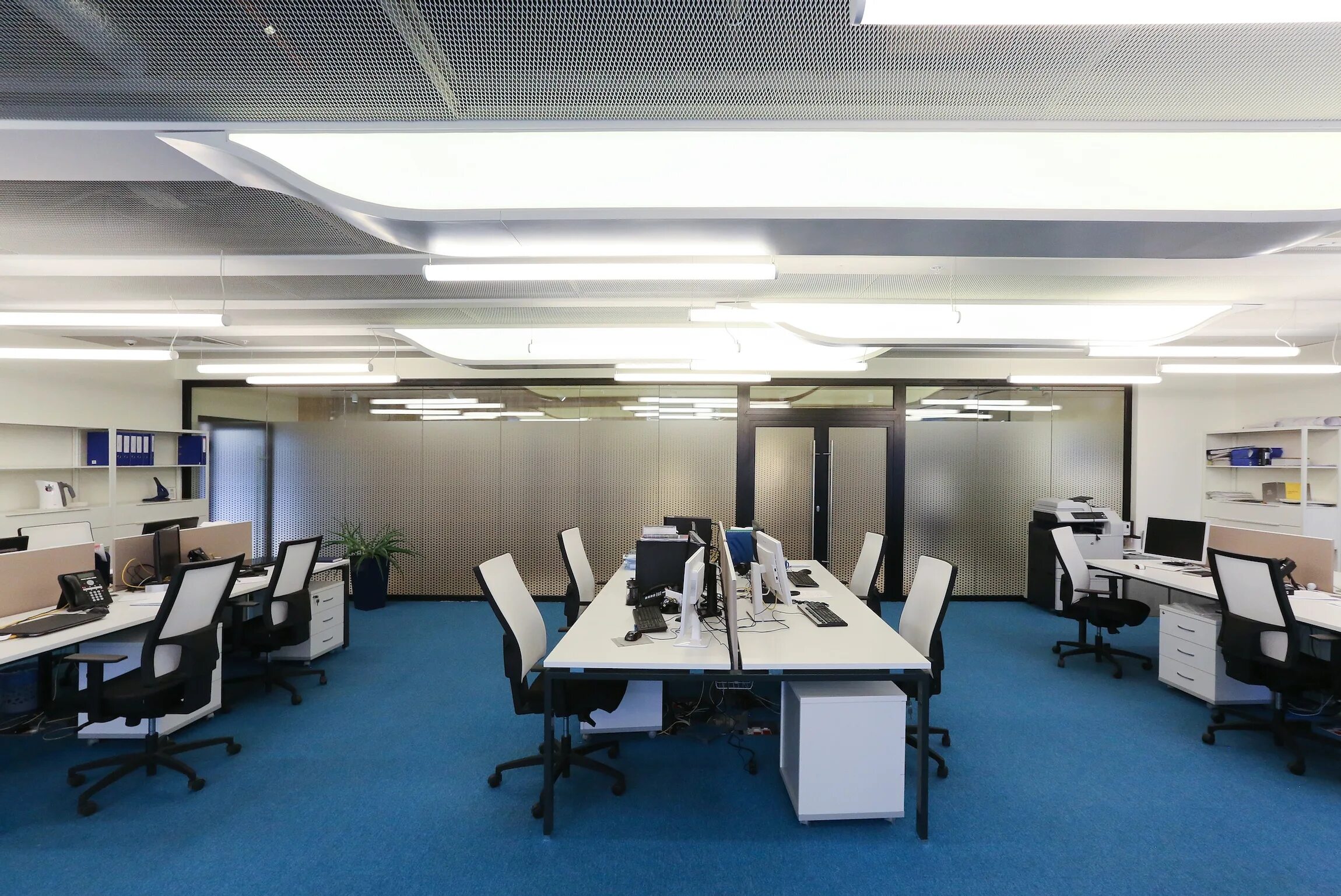 Обучение в офисе. Перегородки цельностеклянные nayada-crystal. Офис ростеха в москве. Кабинет трейдера интерьер. Мцэ инжиниринг.