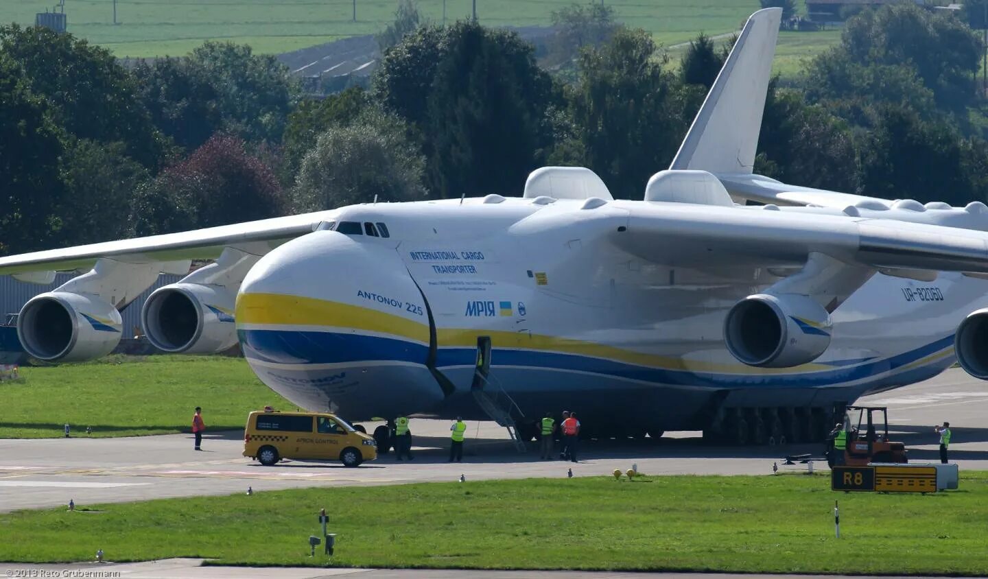 Как называется самый большой самолет. Самолет мрия ан-225. ан-225 мрия кабина. ан-124 мрия.