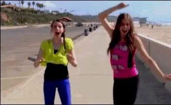 Девушка идет gif. Прикольные гифки про девушек. Девушка на поводке. Девушка идет гиф. Девушка пляшет на улице гифка.