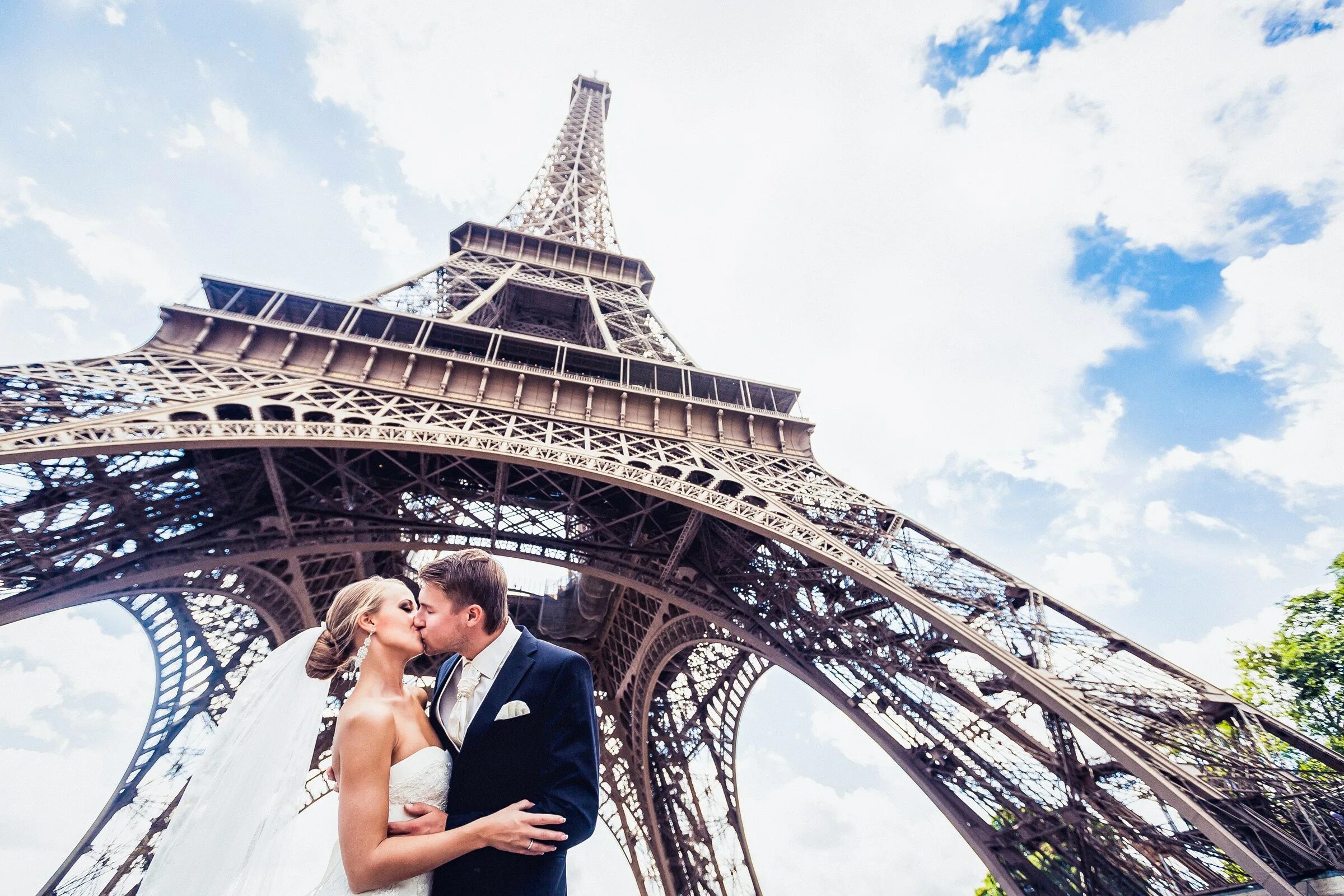 Свадебная фотосессия. Свадьба в Париже. Эйфелева башня. Места для свадебной фотосессии. Влюбленные и башня