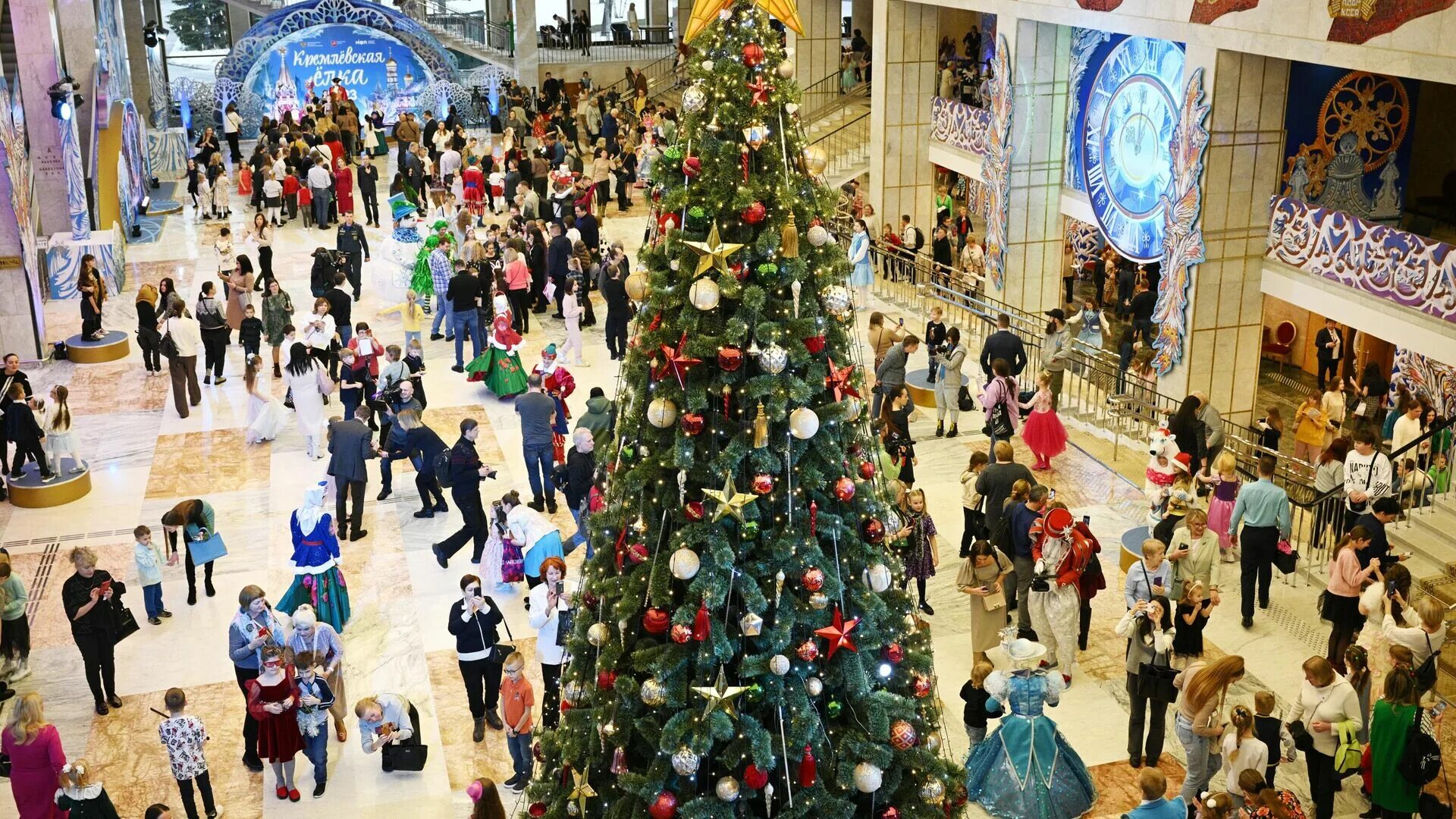 В Москве установили главный символ Нового года - кремлевскую елку - 23.12.2020, 