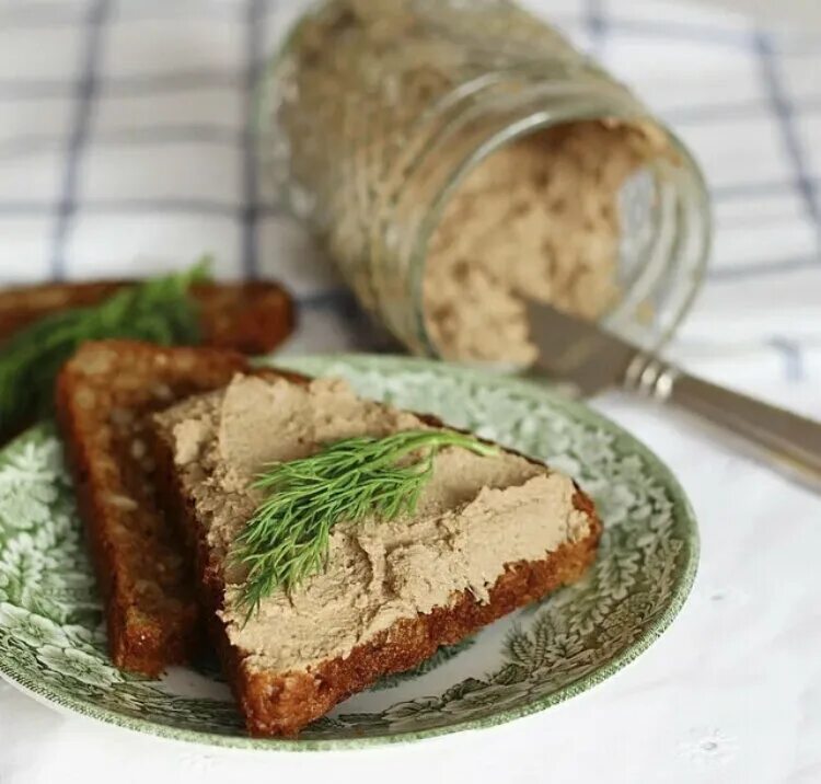 Печеночный паштет ,(куриной печени). Бутерброды из паштета. Паштет из куриной печени. Хлебный паштет.