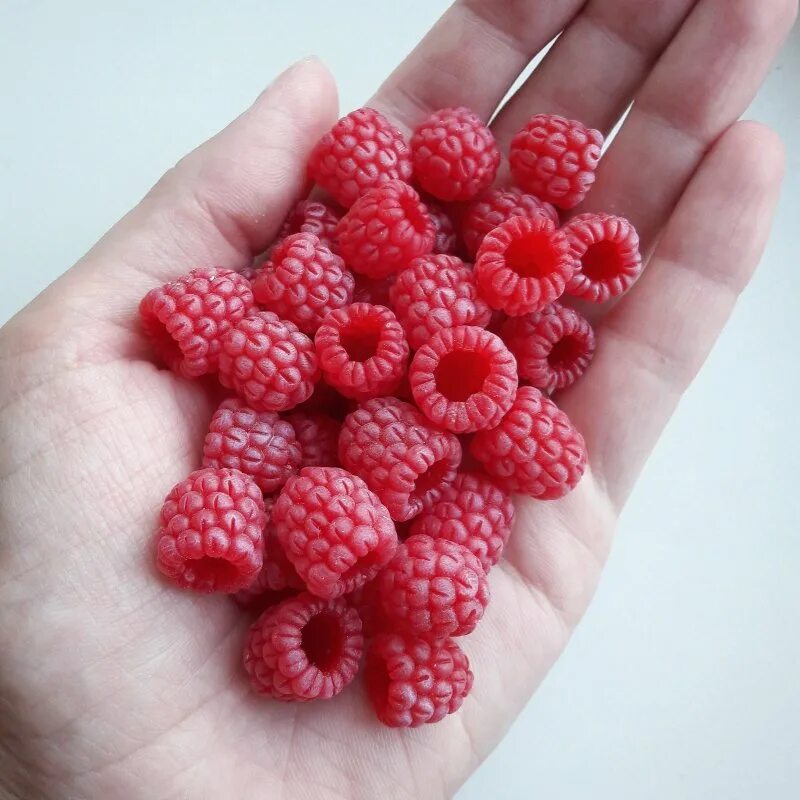 Полимерная глина ягоды. Браслетики из полимерной глины. Ягодный браслет из полимерной глины. Малина глина. Украшения из полимерной глины ягоды.