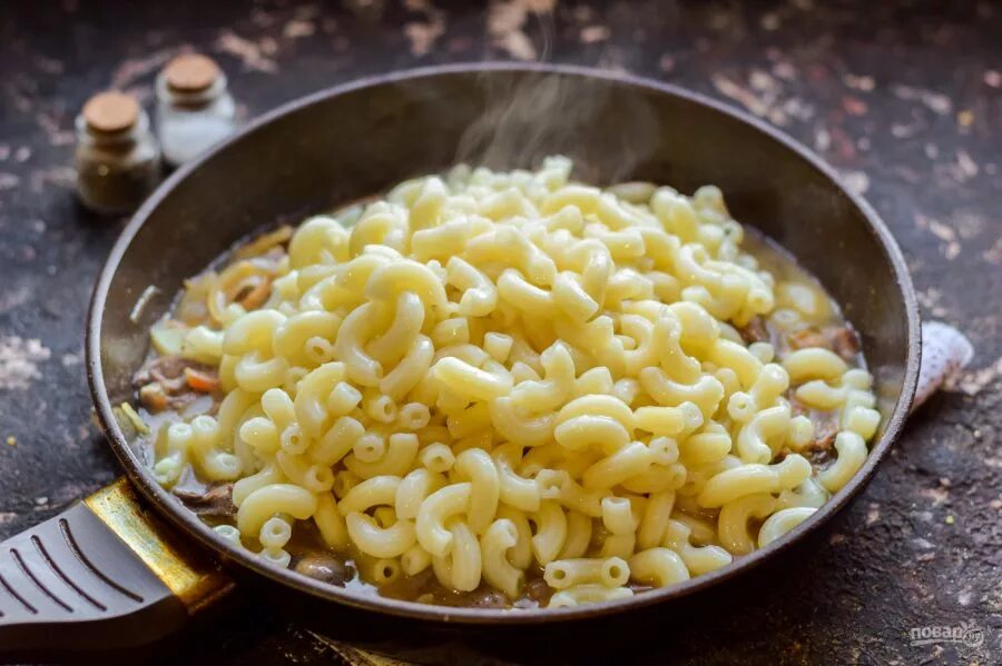 Макароны сердечки. Куриные сердечки с макаронами. Макароны с сердцами куриными. Куриные сердечки с макаронами на сковороде. Макароны с сердечком рецепт