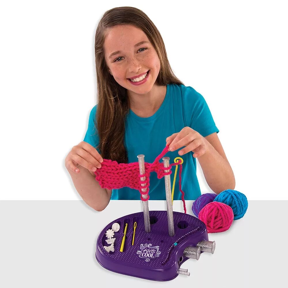 Какие игрушки дарить. Набор для творчества Knits cool 15800 студия вязания. Knits cool набор для вязания. Вязальный станок для детей Knits cool. Игрушки для подростка девочки.