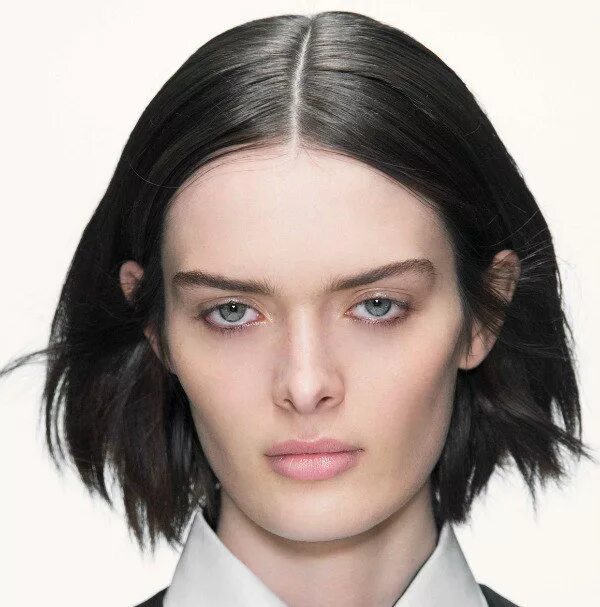 прямой пробор. короткая стрижка с прямым пробором женская. прическа с пробором посередине. пртческас прямым пробором. короткая стрижка с прямым пробором.