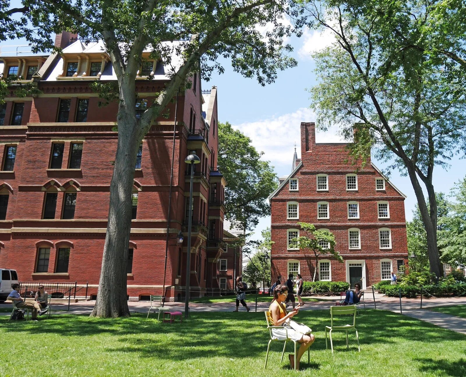 Harvard university cambridge. Кембридж Гарвард. Harvard University США. Кампус Гарварда в Кембридже. Территория Гарвардского университета.