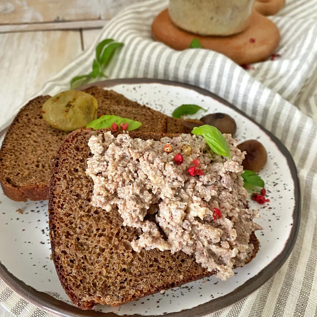 Паштет из печени в духовке. Паштет. Паштет печеночный. Паштет из печени. Печёночный паштет из куриной печени.