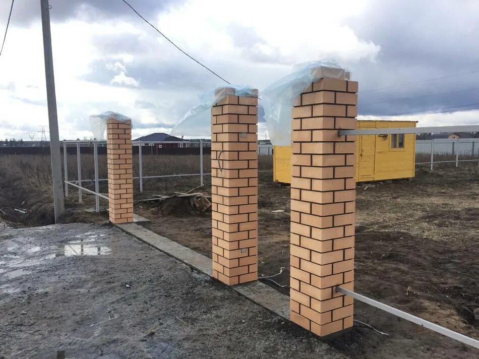 Столбы из кирпича для забора. Колонна из кирпича 380х380. кирпичный столб 250х250. опорная колонна из кирпича 380х380. фундамент под кирпичные столбы 380х380.
