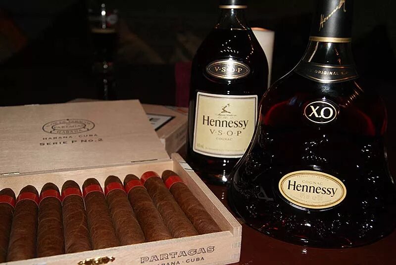 Коньяк за час. Hennessy XO ящик. Ящик коньяка Хеннесси. Коньяк в коробке. Коньяк Хеннесси на столе.