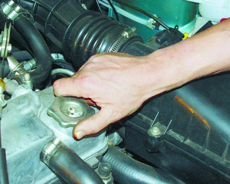 Уровень масла на щупе ваз 2110. Мотор 8кл 2110. Датчик давления масла ваз 2110 8 клапанов. Датчик давления масла ваз 2110 8кл. Датчики двигателя ваз 2112 8 клапанов.