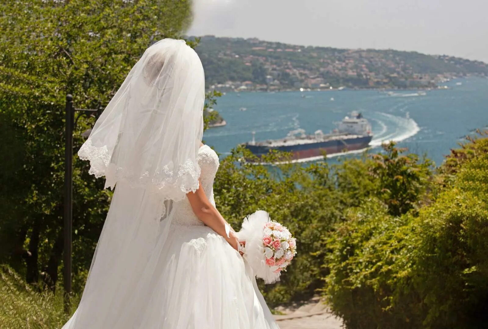Девушка в свадебном платье. Невесты в свадебных платьях. Невеста со спины. Фотосессия в свадебном платье. Во сне видеть свадебное платье что означает