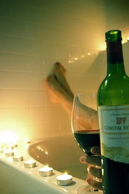 Вины время. Вино в ванной. Ванная с вином. Бутылка вина в ванной. Вино для расслабления.