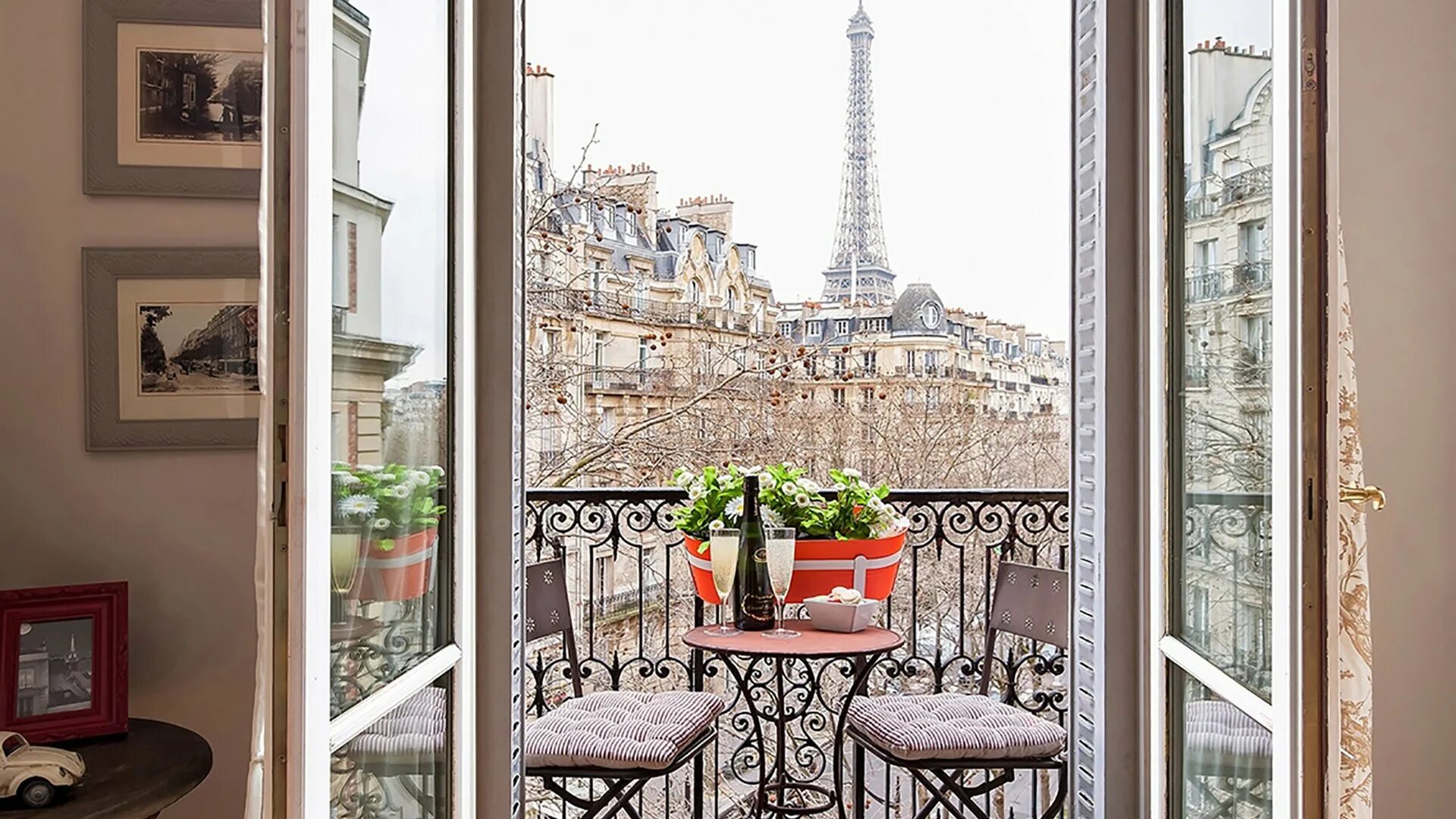 Париж из окна. Балкон в парижском стиле. Окно в Париж. Париж вид с балкона.