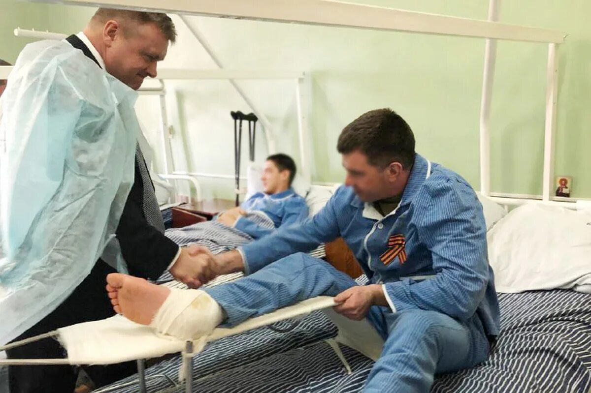 Посетил раненых