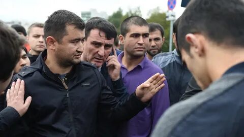 2 мигранта