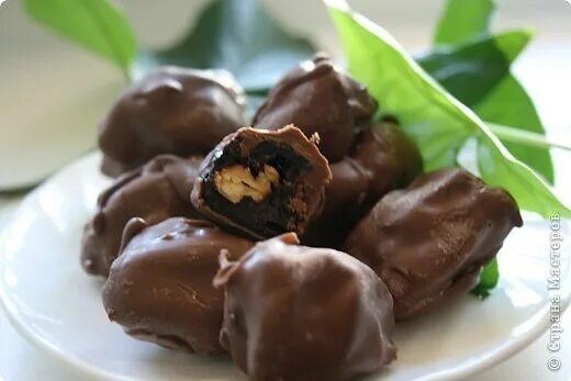чернослив в шоколаде с грецким орехом. конфеты грецкий орех в шоколаде. чернослив с грецким орехом в шоколаде. конфеты с черносливом и грецким орехом. конфеты чернослив в шоколаде с грецким орехом.