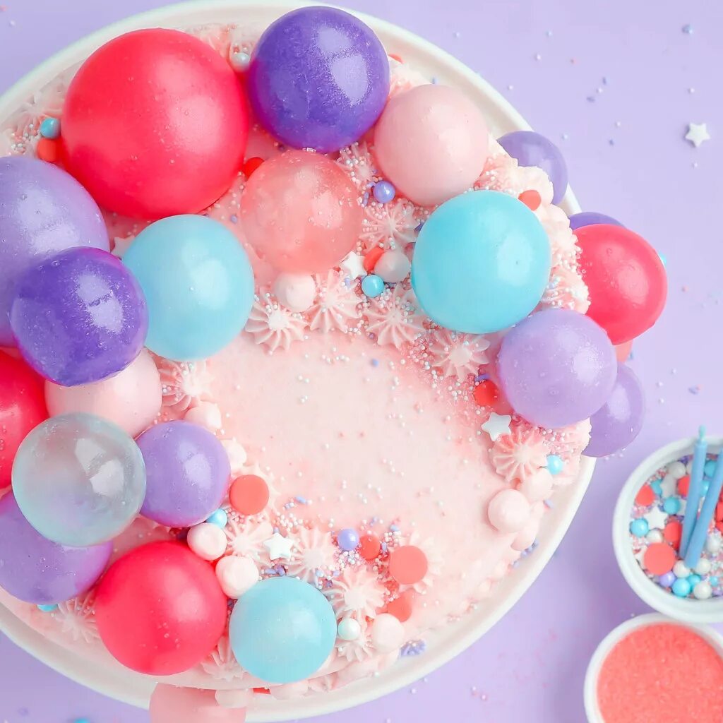Украсить торт шариками. Декор торта с шариками. Торт с шариками. Шар "торт". Торт с декором воздушные шарики.