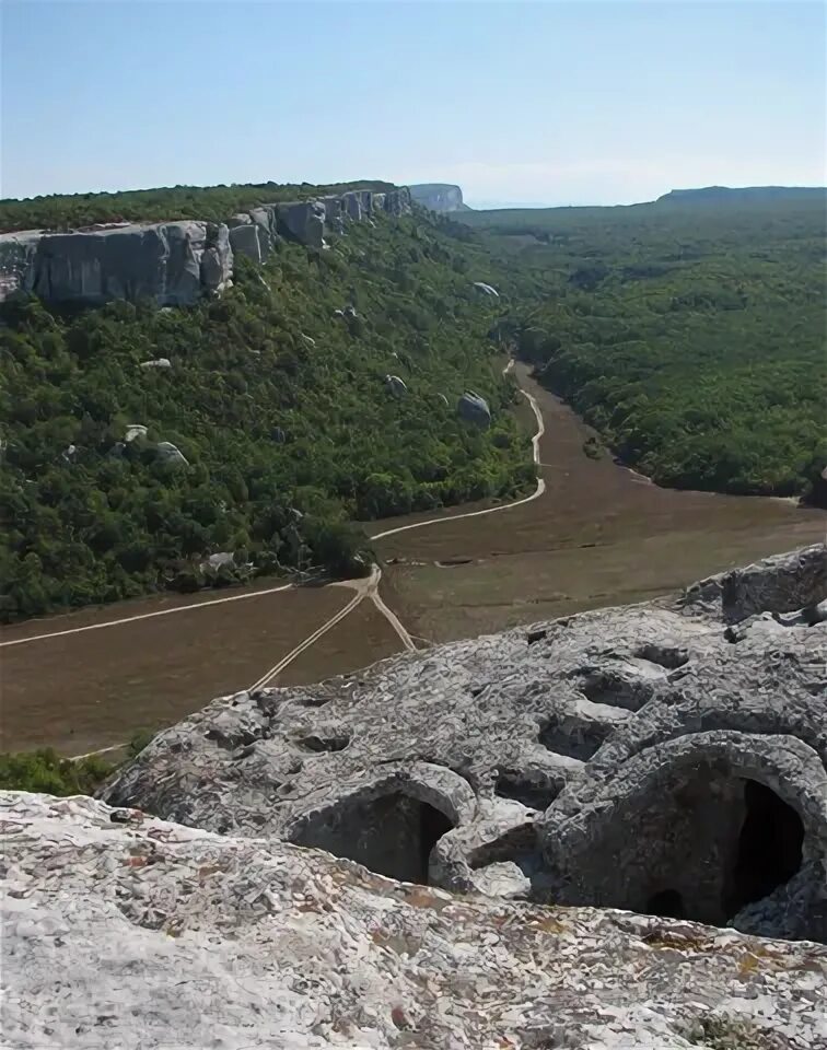 Эски-кермен пещерный город. Мангуп эски кермен. Эски кермен фото. Эски кермен фото. Пещерный город эски-кермен в крыму.